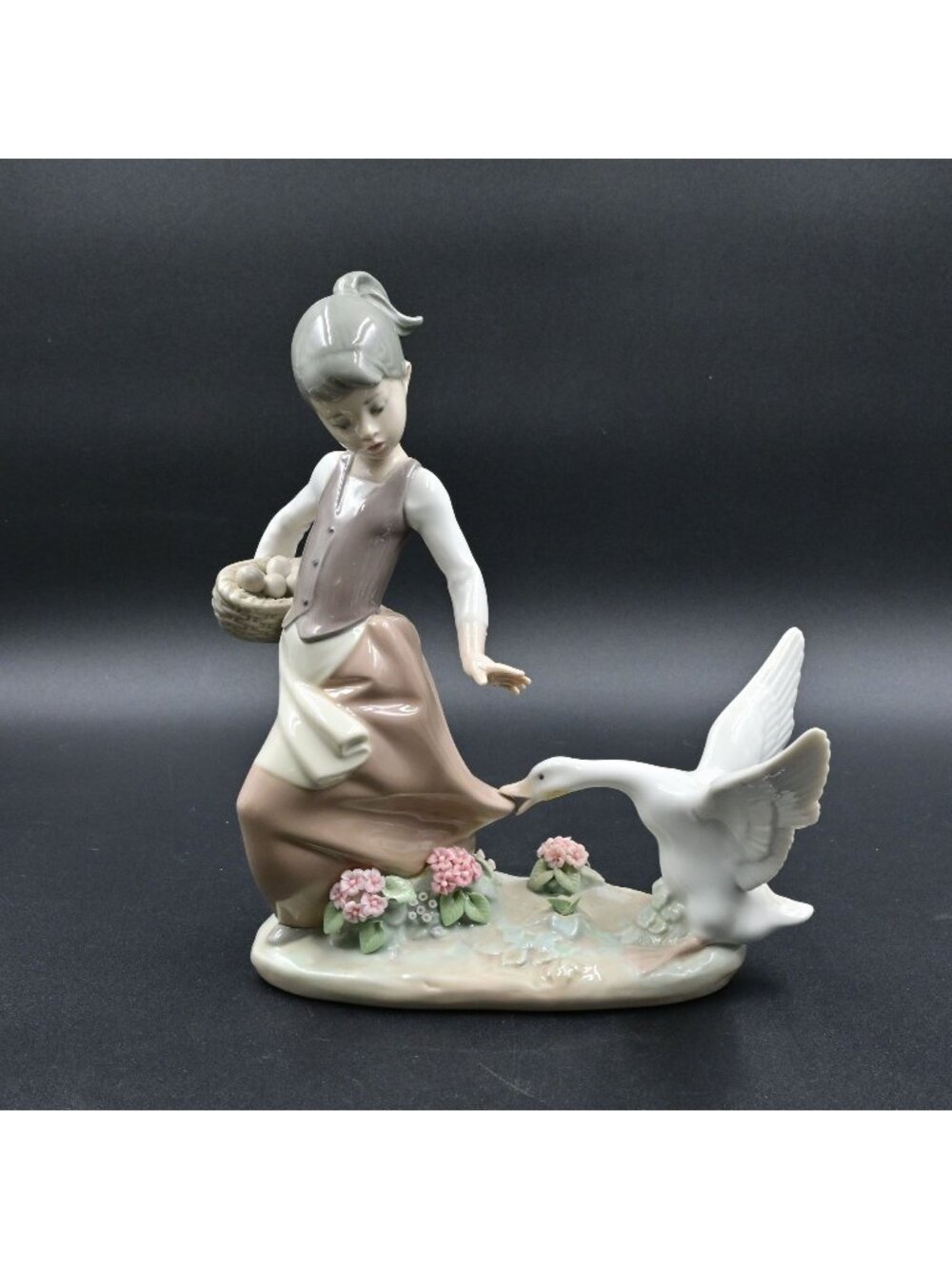Lladro Aggressive Goose Porcelain Figurine 1288 Girl Basket Spain Retired Mint